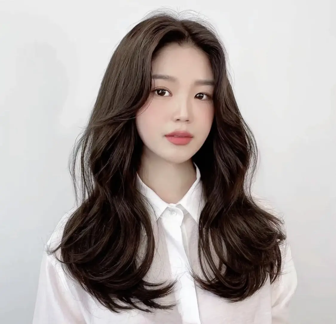 Kiểu tóc Hàn Quốc đuôi xoăn: Khám phá vẻ đẹp tuyệt vời của kiểu tóc Hàn Quốc đuôi xoăn đầy cá tính và cuốn hút này. Với hình ảnh của những kiểu tóc này, bạn sẽ thấy được sự trẻ trung và tươi mới mà chúng mang lại. Hãy tìm hiểu ngay các kiểu tóc Hàn Quốc đuôi xoăn để thay đổi diện mạo của chính mình!
