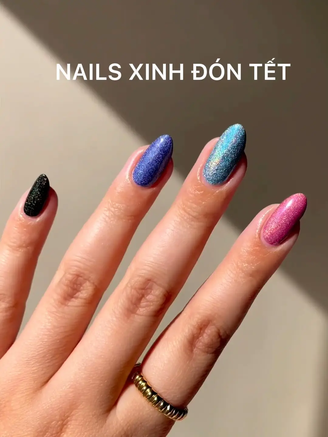 Hãy cùng lựa chọn nails style cô dâu Tết 2024 để tạo thêm ấn tượng với khách mời trong ngày cưới của bạn. Với thiết kế sang trọng và tinh tế, các bộ nails cô dâu Tết 2024 sẽ dành cho bạn một bàn tay thật xinh đẹp và rực rỡ.