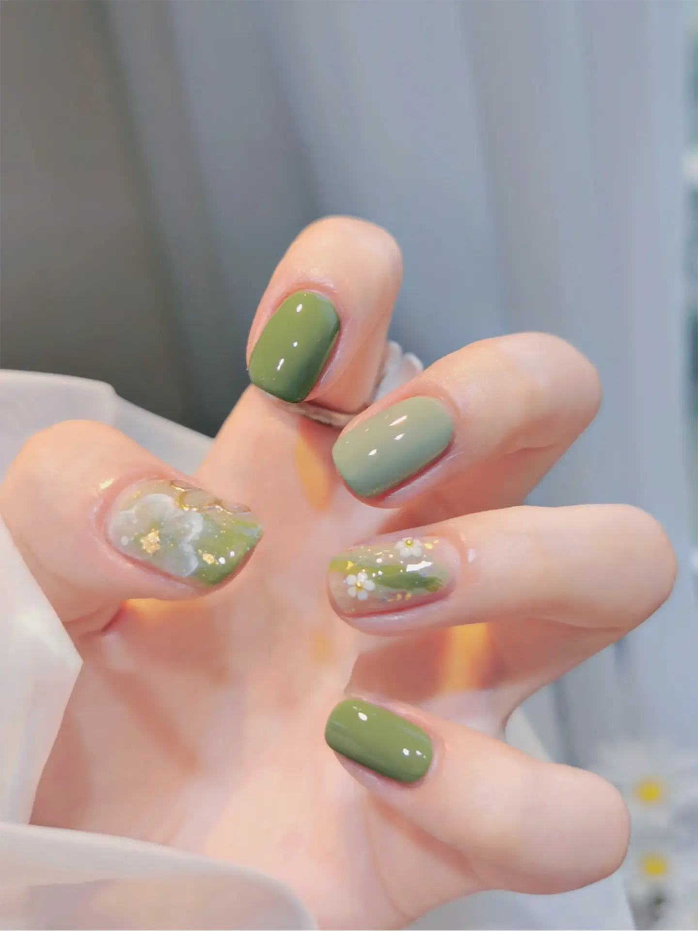 Matcha Green Nail Art with Bling, thiết kế móng tay thú vị đến từ xu hướng nail art được yêu thích nhất hiện nay. Với sự phá cách kết hợp màu xanh Matcha và những chất liệu sáng bling bling, những bộ móng tay này đang làm mưa làm gió trên thị trường làm đẹp. Hãy cùng chiêm ngưỡng những hình ảnh tuyệt đẹp này để cập nhật những xu hướng mới nhất.