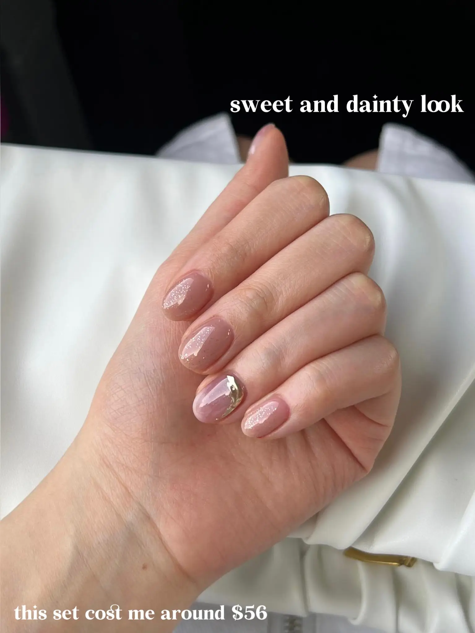 Thiết kế móng tay đầy sáng tạo với Pink and gold foil nail. Đây là một sự kết hợp tuyệt vời giữa màu hồng nhẹ và màu vàng sang trọng, tạo nên một diện mạo rực rỡ cho tay của bạn. Hãy xem hình ảnh đẹp mắt này ngay!